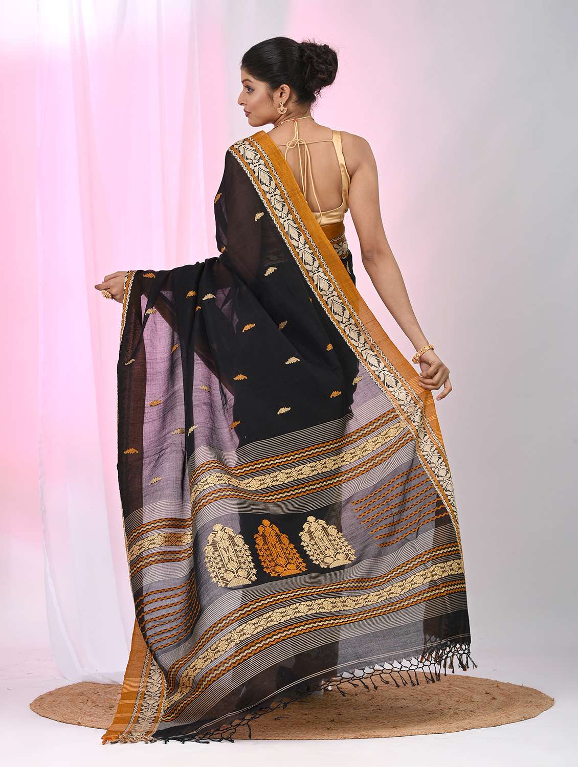 women self design handloom saree with blouse - 22060777 - Standard Image - 4