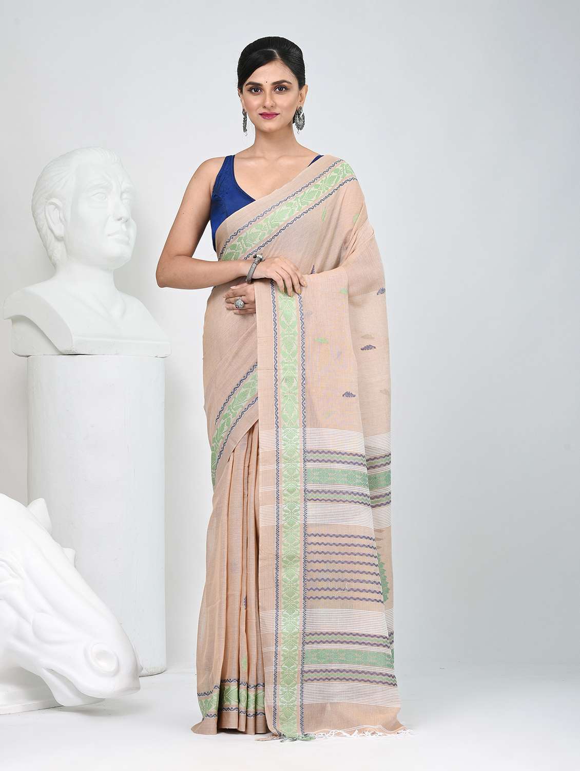 women self design handloom saree with blouse