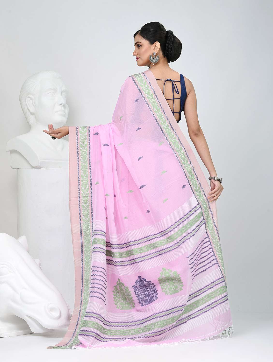 women self design handloom saree with blouse - 22060780 - Standard Image - 4