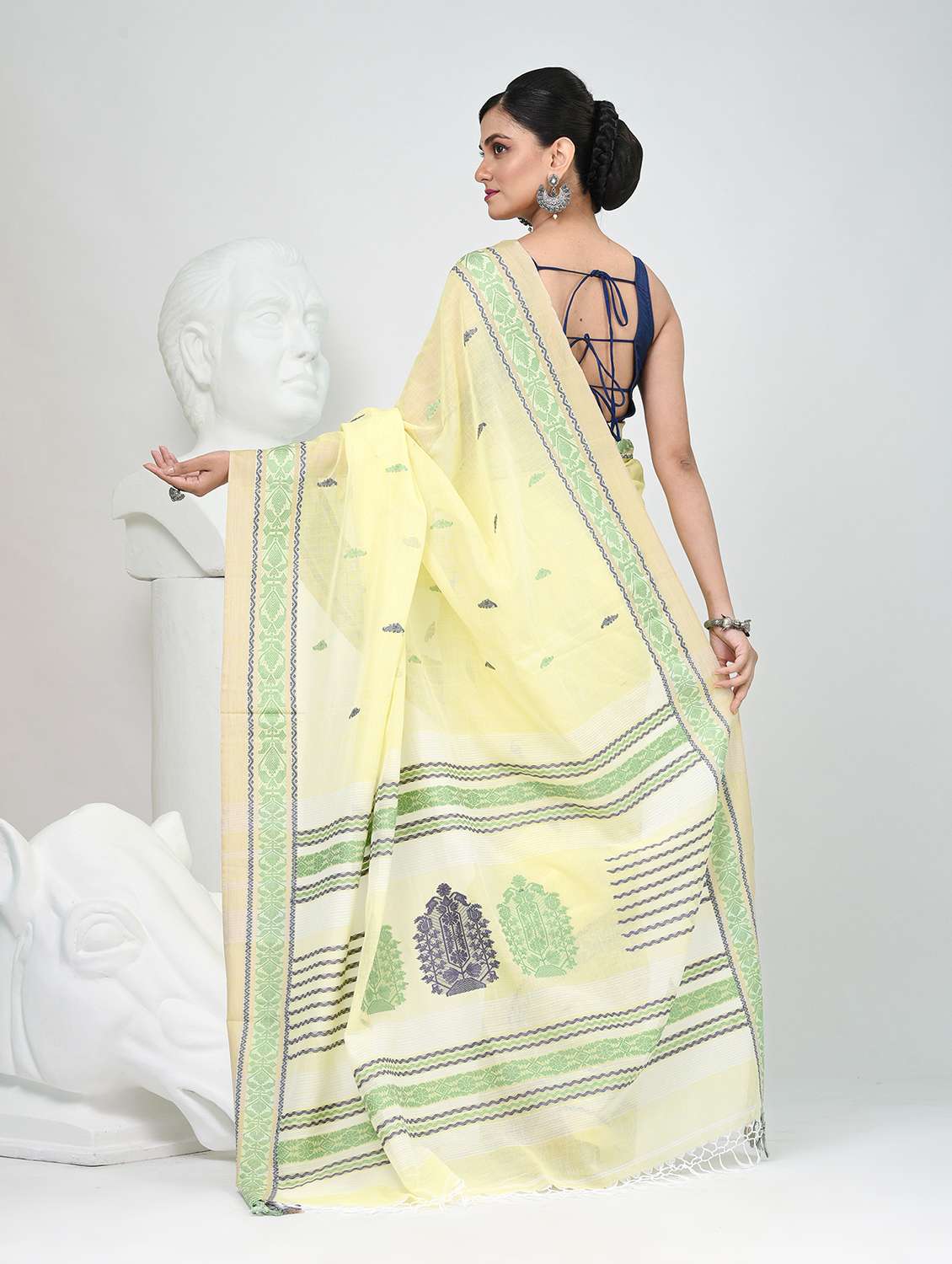 women self design handloom saree with blouse - 22060781 -  Standard Image - 4