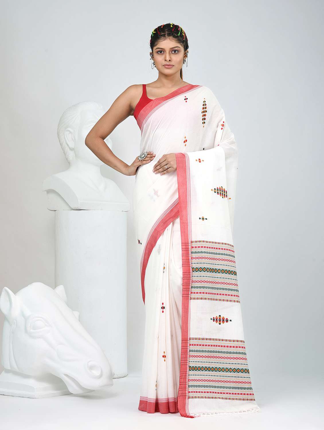 women self design handloom saree with blouse - 22060782 - Zoom Image - 0
