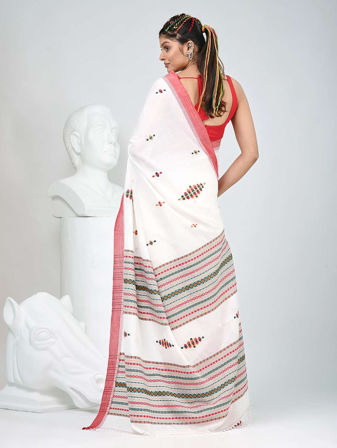 women self design handloom saree with blouse - 22060782 - Standard Image - 4