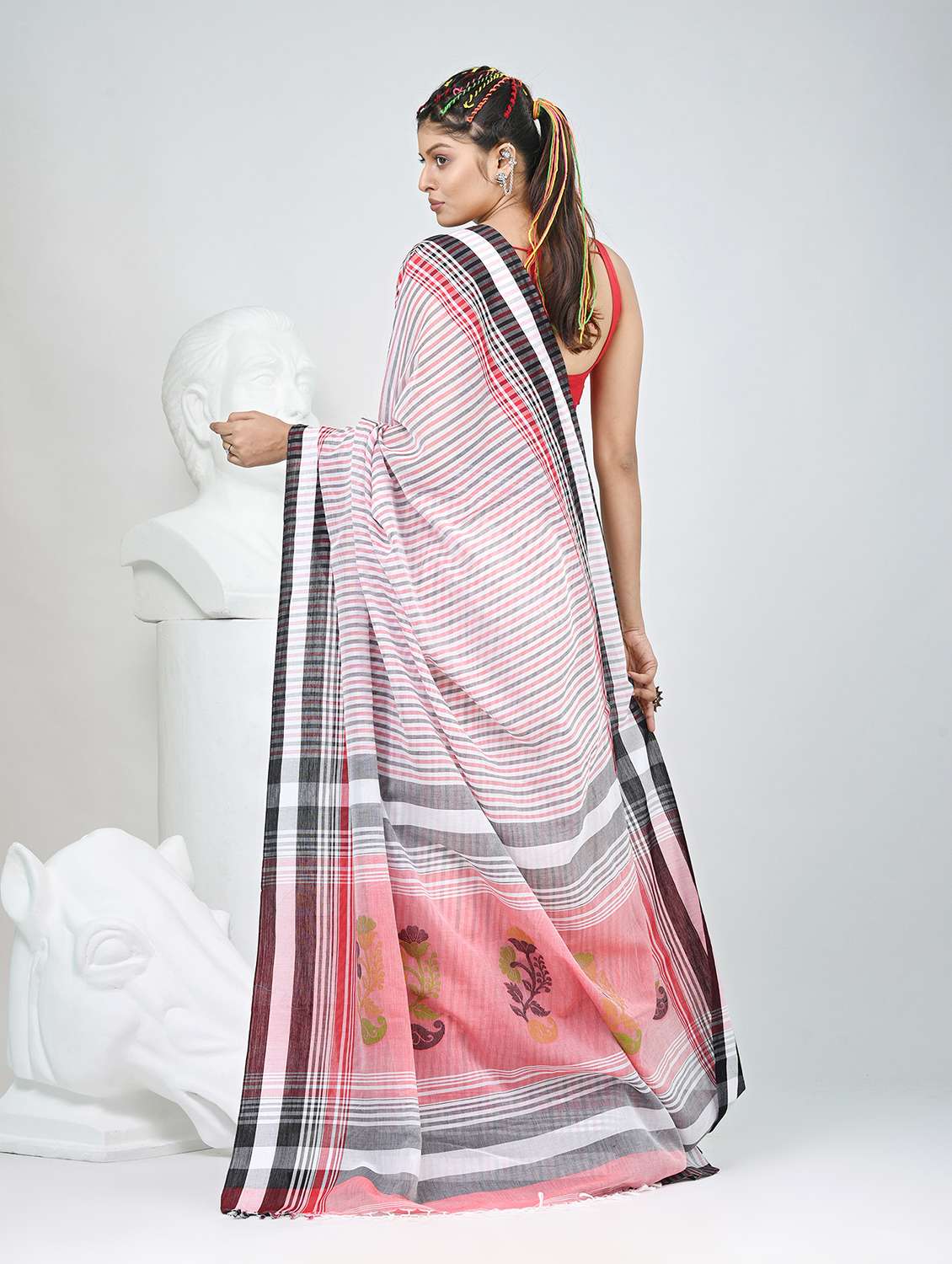 women striped handloom saree with blouse - 22060794 -  Standard Image - 4