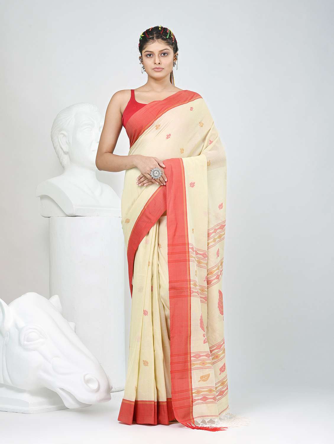 women self design handloom saree with blouse