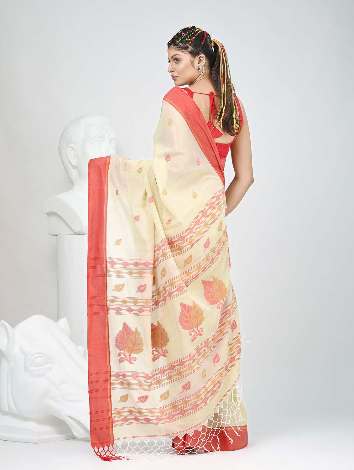 women self design handloom saree with blouse - 22060797 - Standard Image - 4