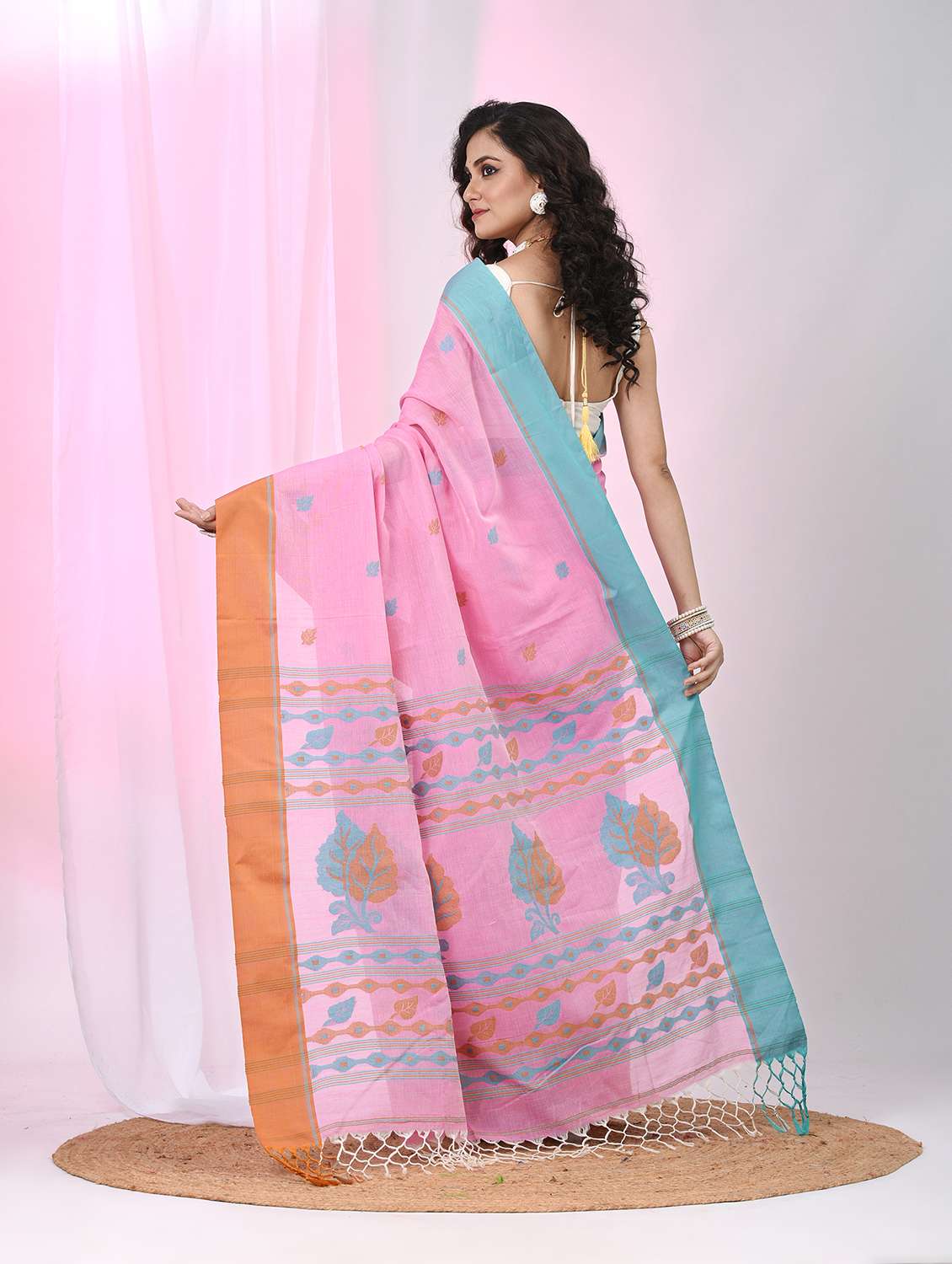 women self design handloom saree with blouse - 22060798 - Standard Image - 4