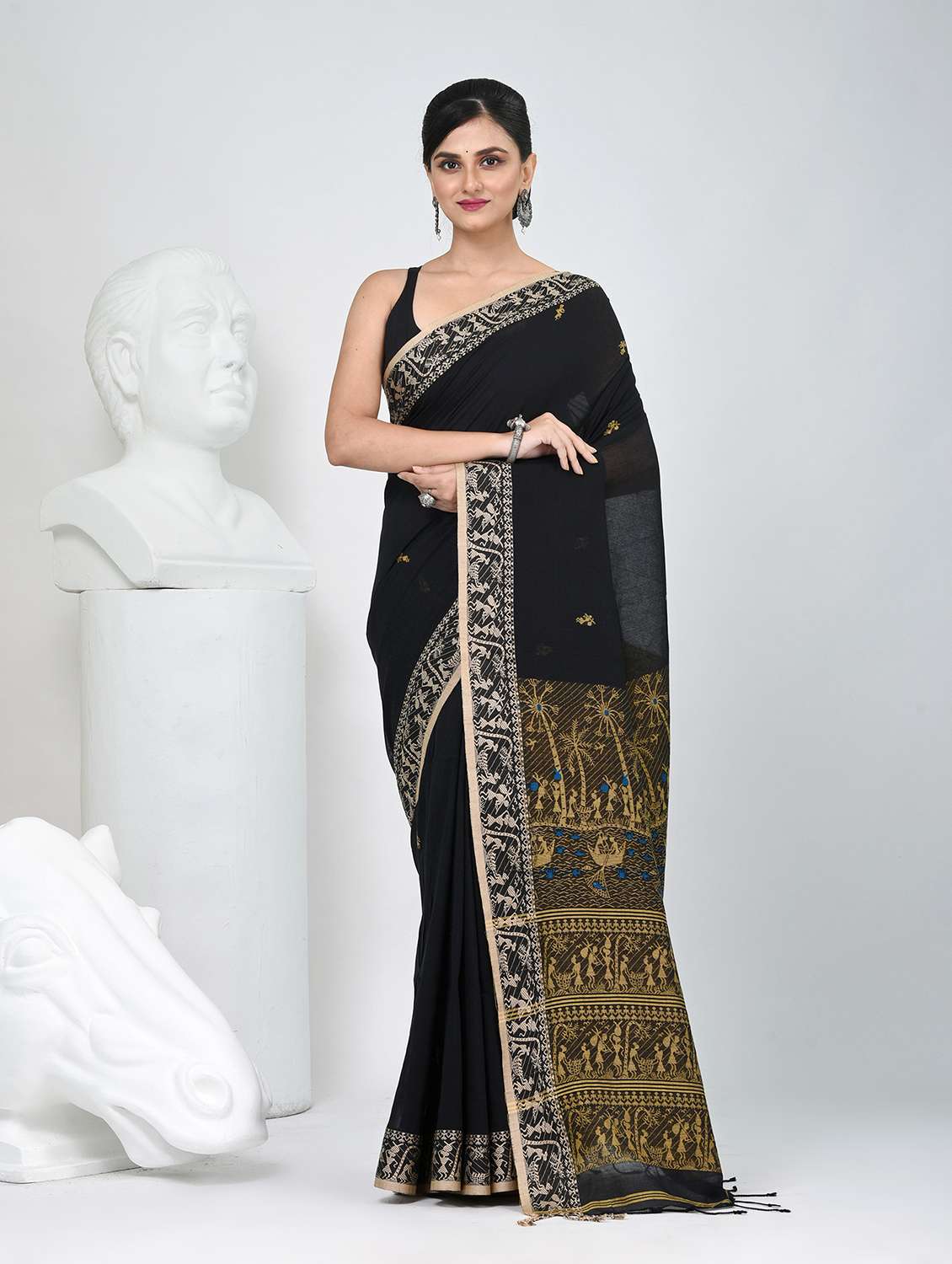 women self design handloom saree with blouse