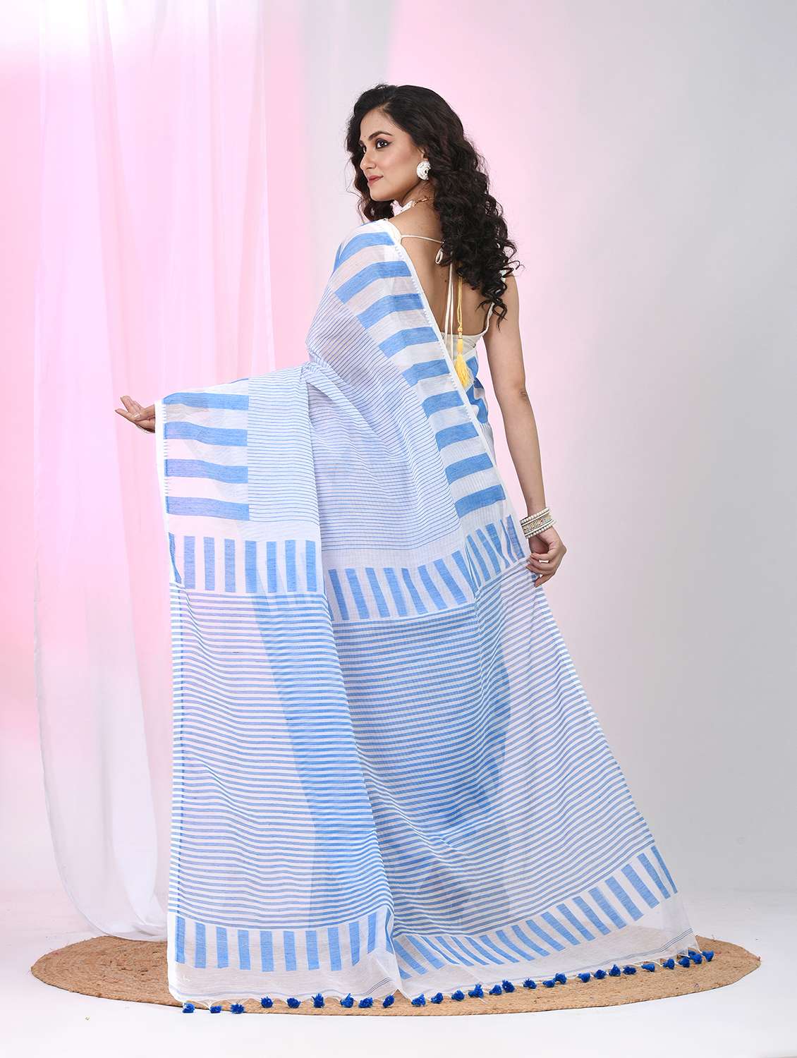 women striped handloom saree with blouse - 22060818 -  Standard Image - 4