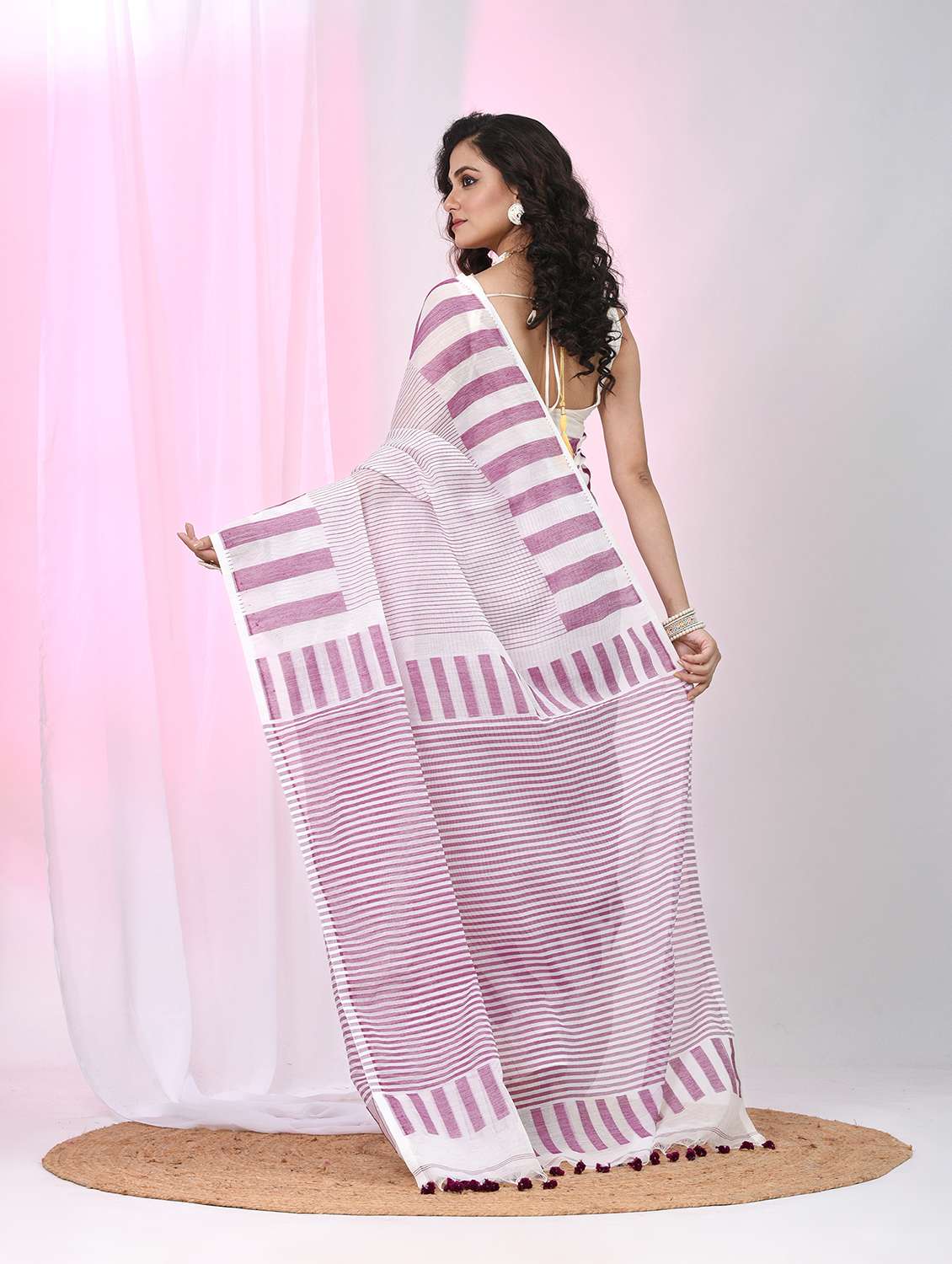 women striped handloom saree with blouse - 22060822 - Standard Image - 4