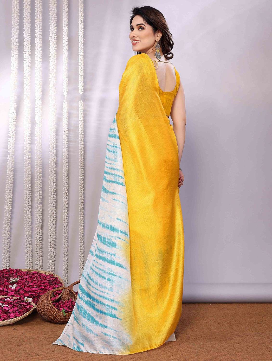 women printed casual wear saree with blouse - 22061640 -  Standard Image - 1