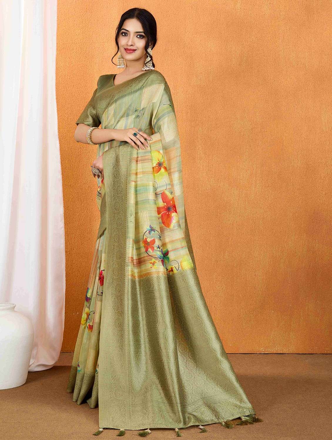 women floral printed bordered saree with blouse - 22062139 - Standard Image - 1