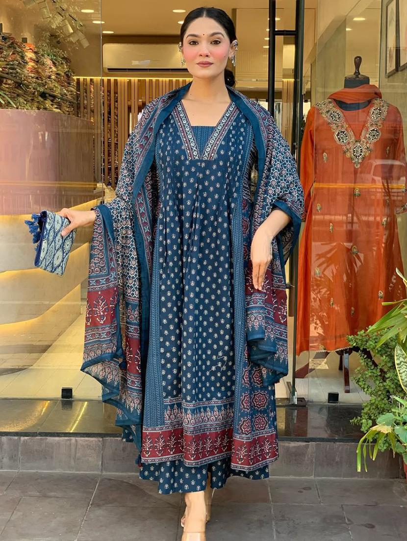 women printed three quarter sleeve kurta palazzo with dupatta set - 22062848 - Standard Image - 1
