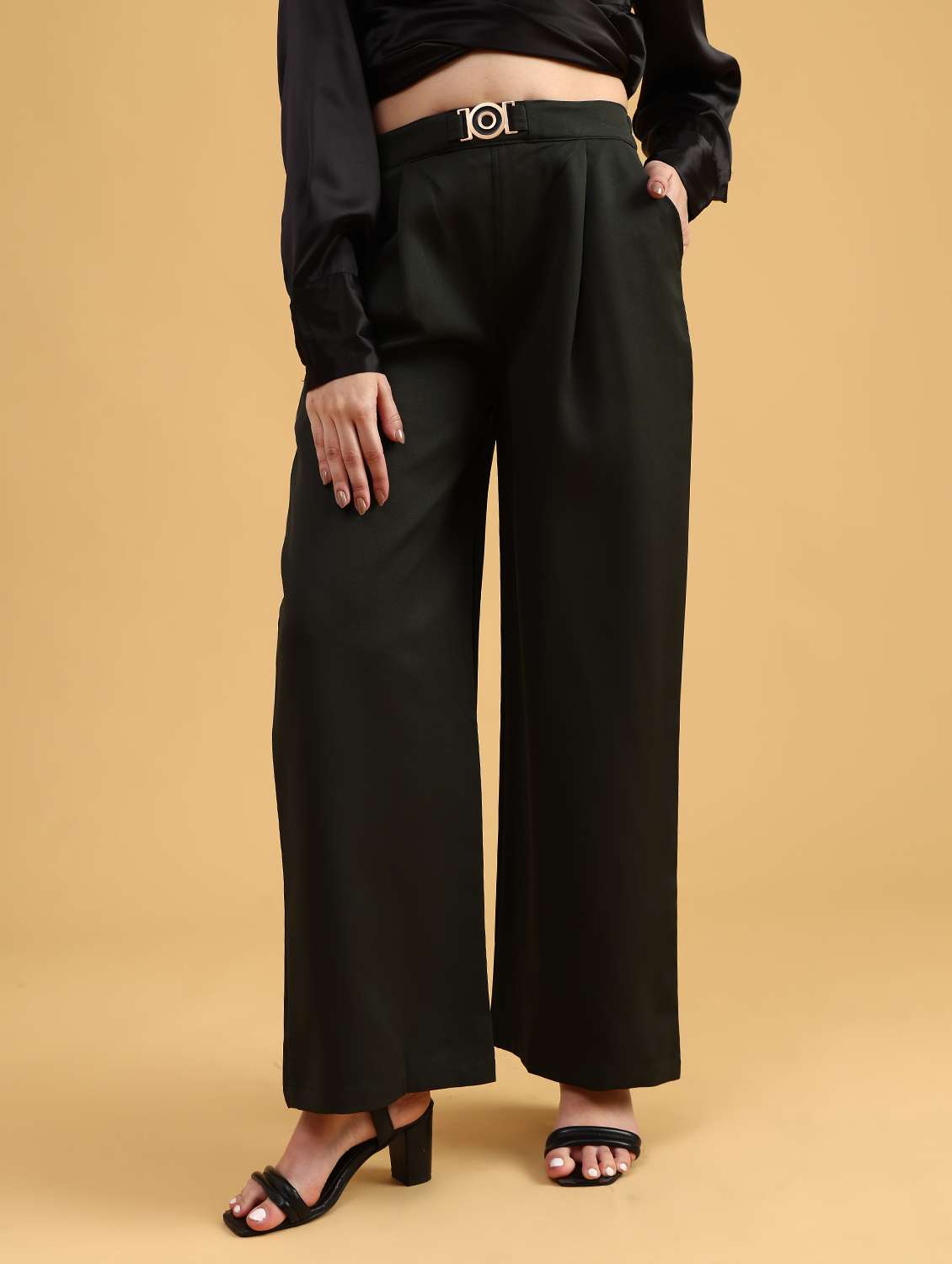 women solid mid rise straight trouser