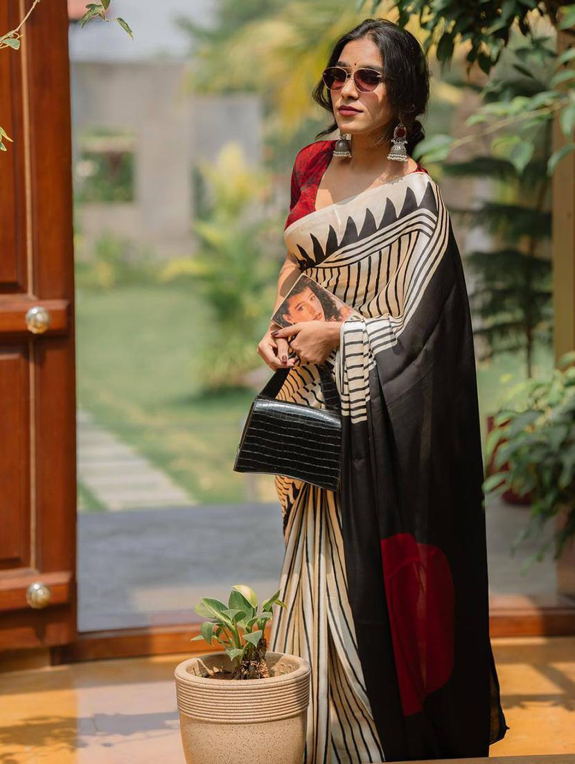 women printed casual wear saree with blouse - 22063826 - Standard Image - 1