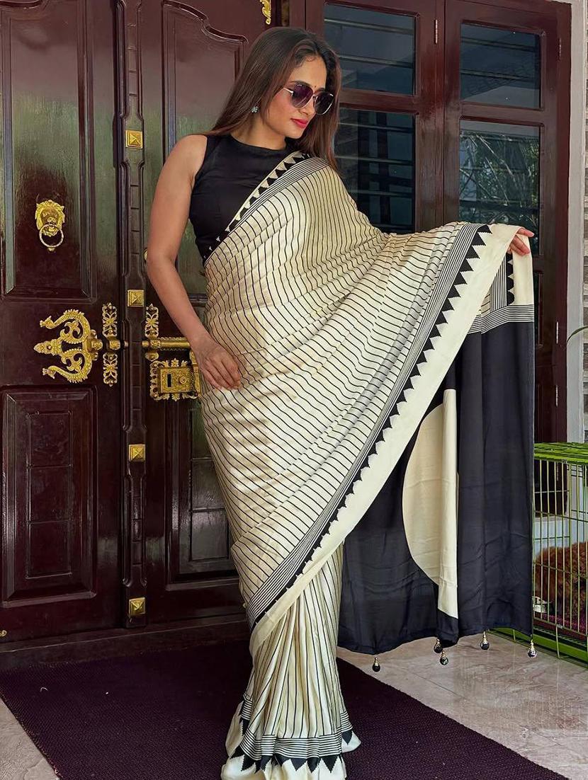 white silk banarasi saree with blouse - 22063830 - Standard Image - 4
