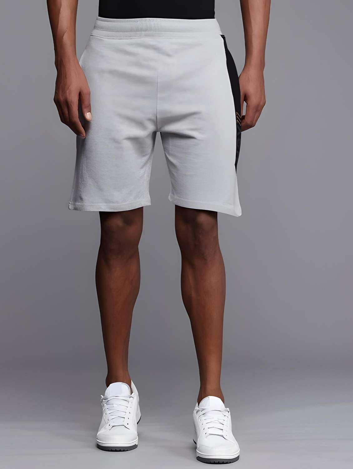 men printed mid rise regular fit shorts