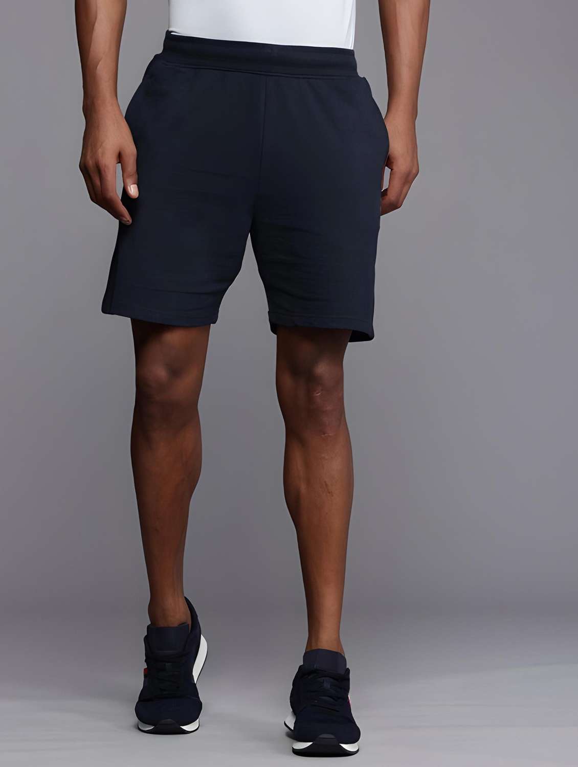 men printed mid rise regular fit shorts