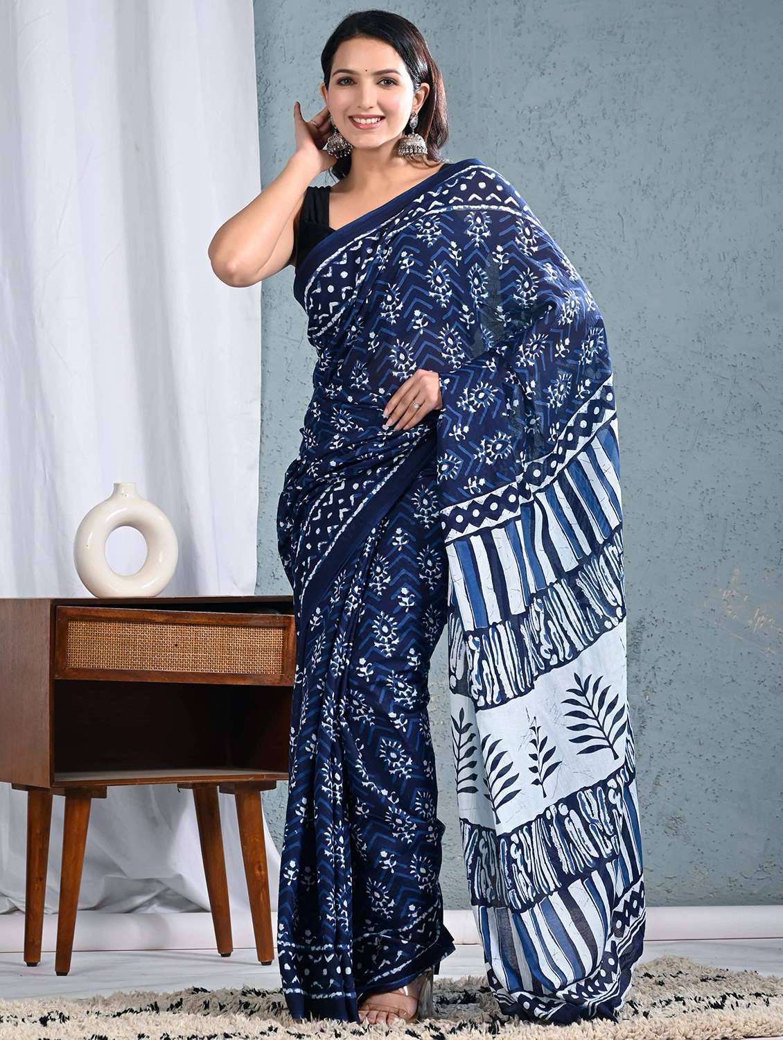 women printed casual wear saree with blouse - 22066039 -  Standard Image - 1