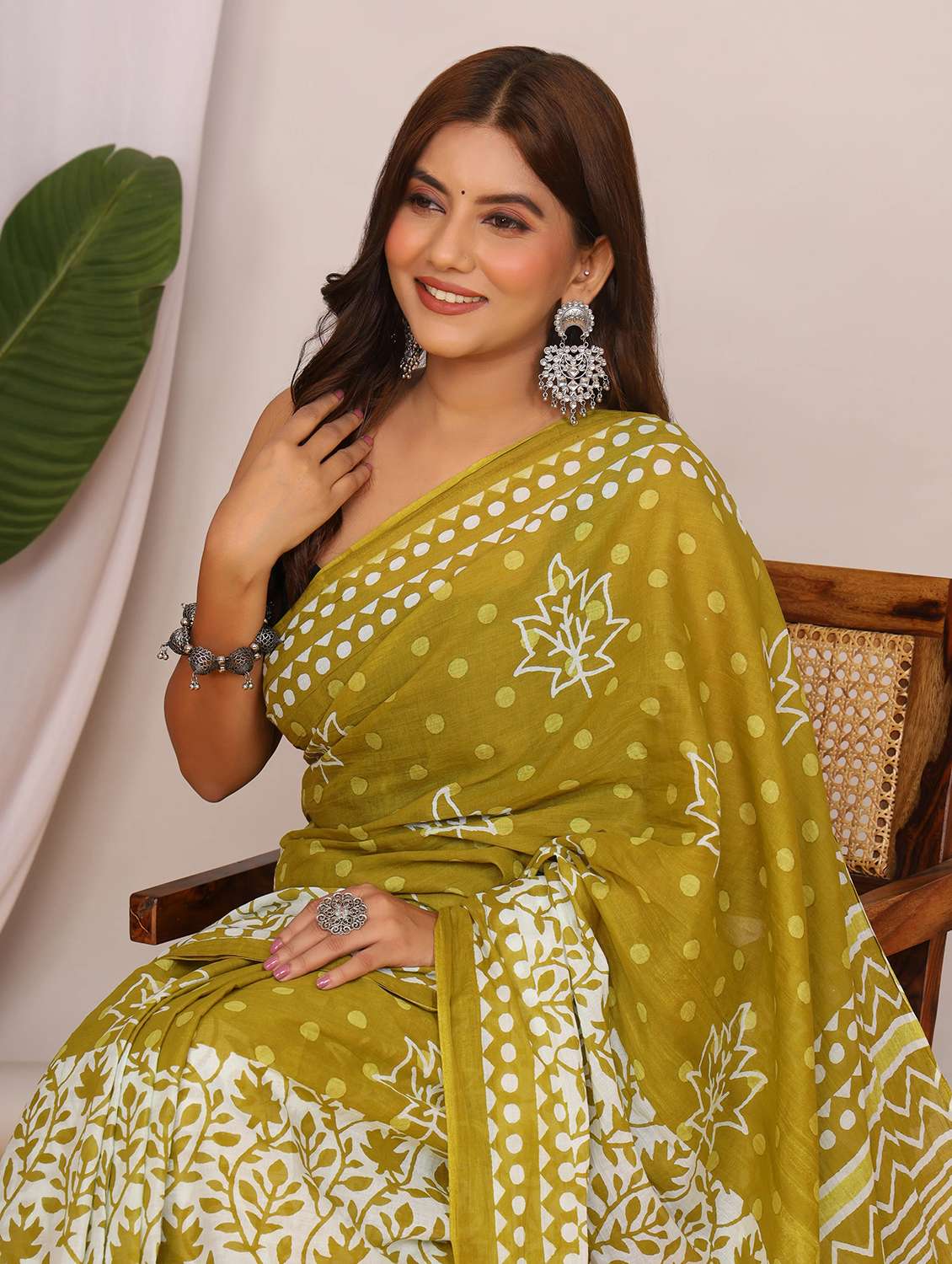 women printed casual wear saree with blouse - 22066043 - Standard Image - 4
