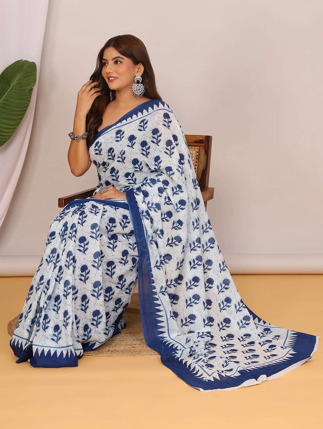 women printed casual wear saree with blouse - 22066044 - Standard Image - 4