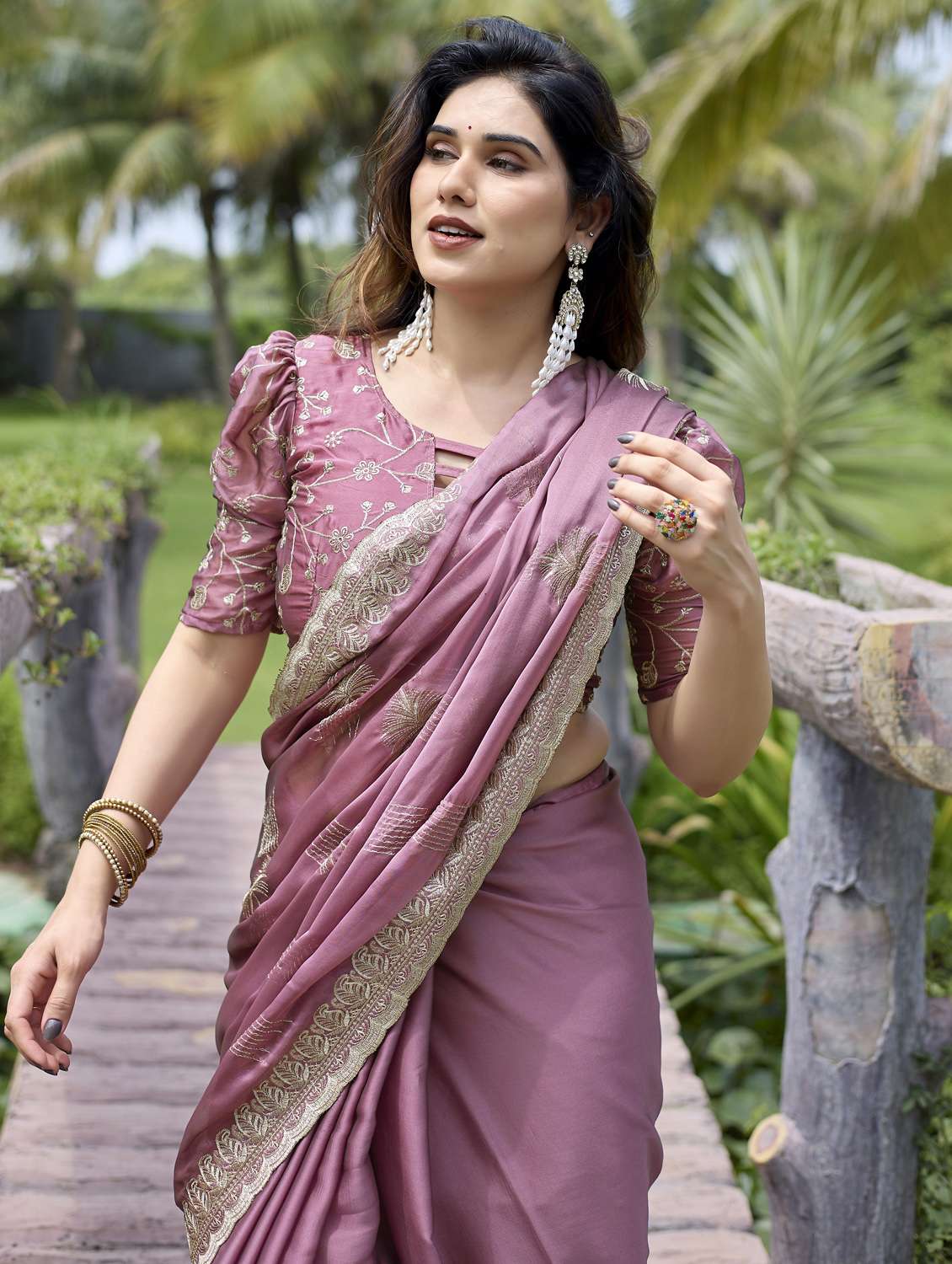 women solid with work embroidered saree with blouse - 22066053 - Standard Image - 4