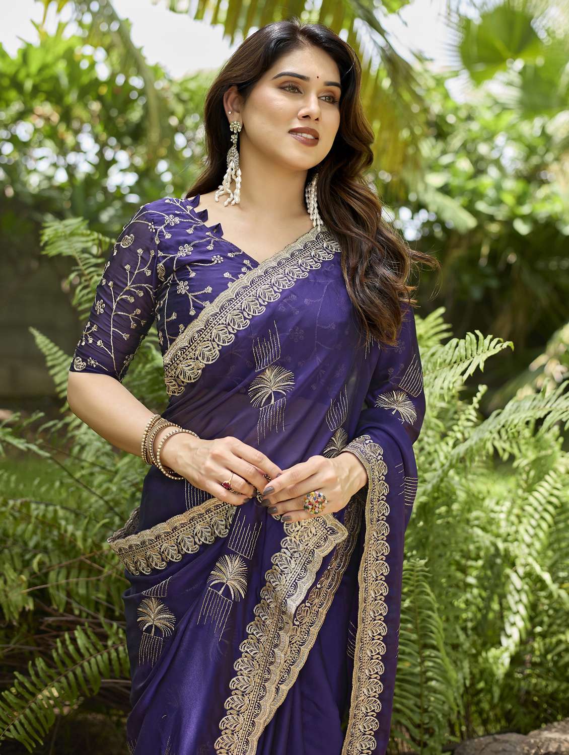 women solid with work embroidered saree with blouse - 22066055 - Standard Image - 4
