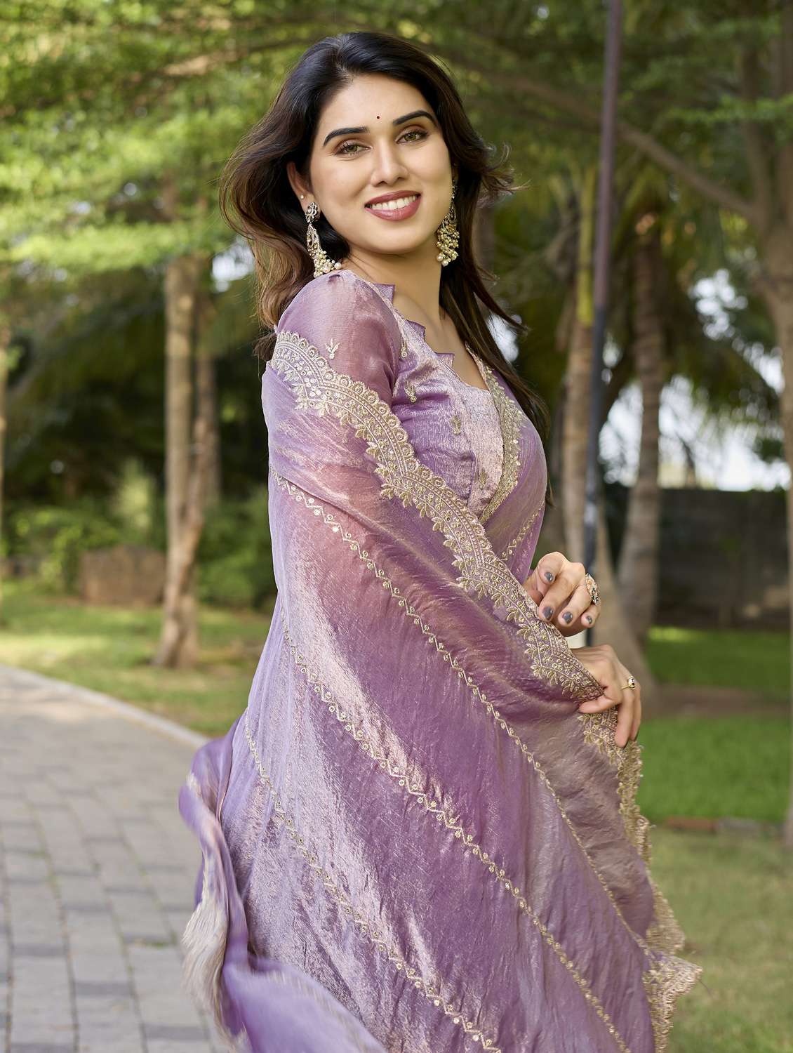 women solid with work embroidered saree with blouse - 22066061 - Standard Image - 4