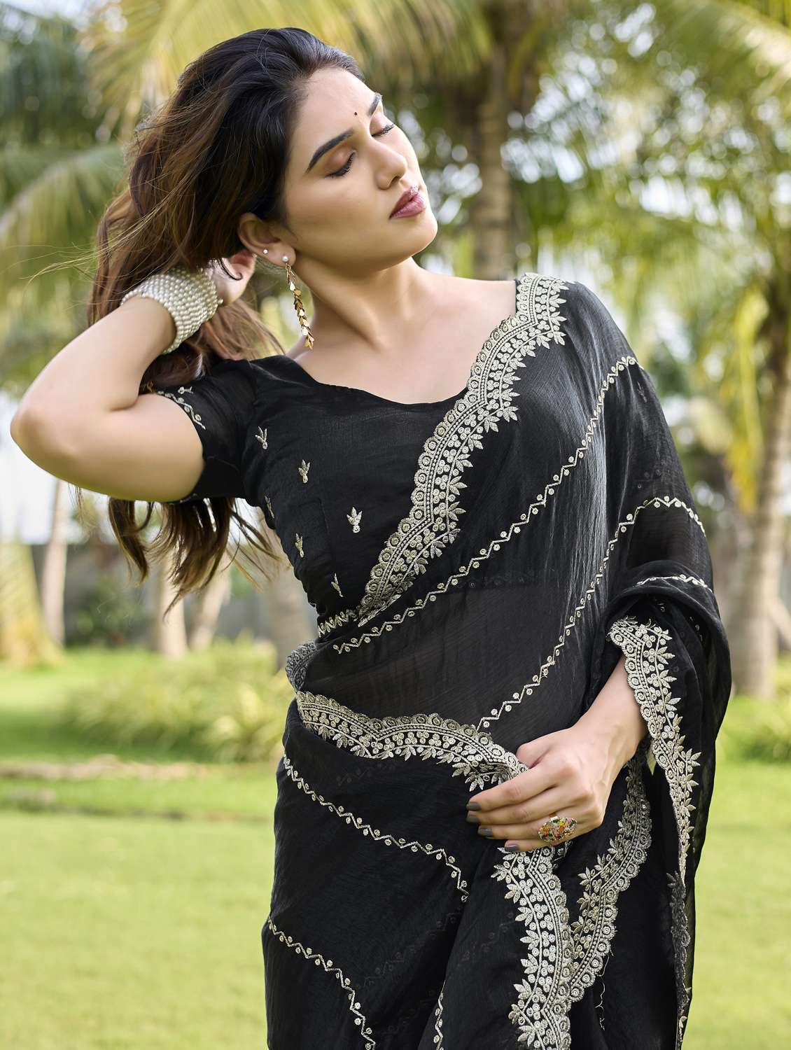 women solid with work embroidered saree with blouse - 22066065 - Standard Image - 4