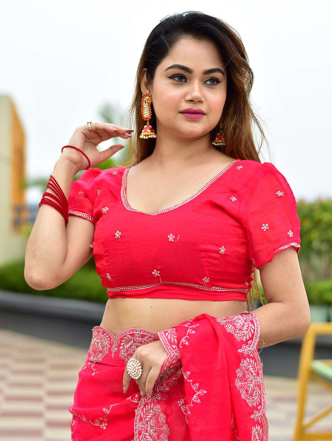 women solid with work embroidered saree with blouse - 22066090 - Standard Image - 4