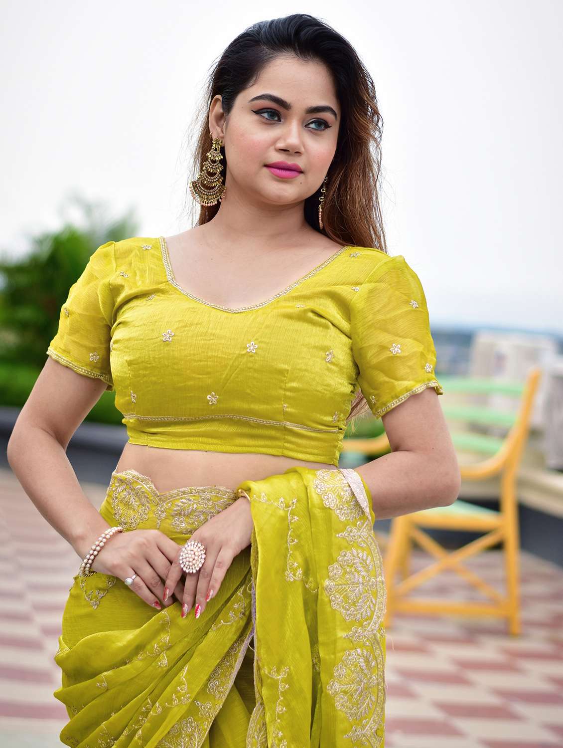 women solid with work embroidered saree with blouse - 22066093 - Standard Image - 4