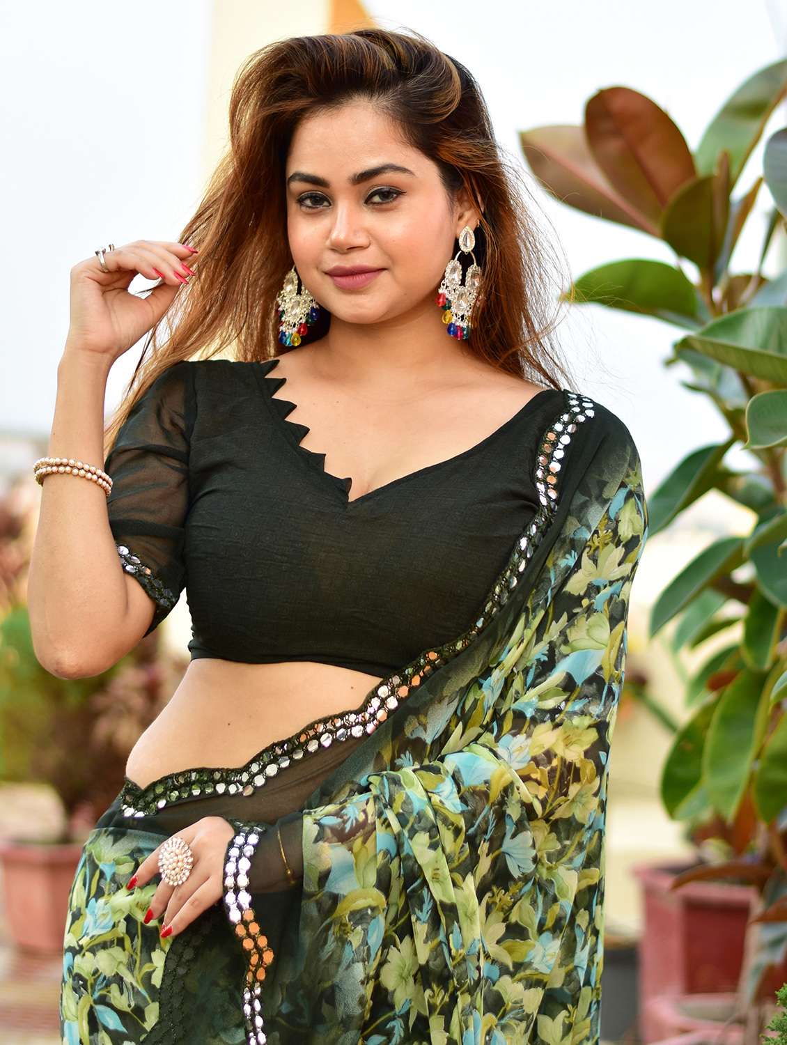 women floral printed saree with blouse - 22066095 - Standard Image - 4