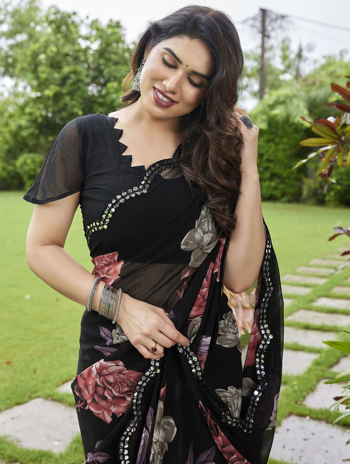 women floral printed saree with blouse - 22066102 - Standard Image - 4