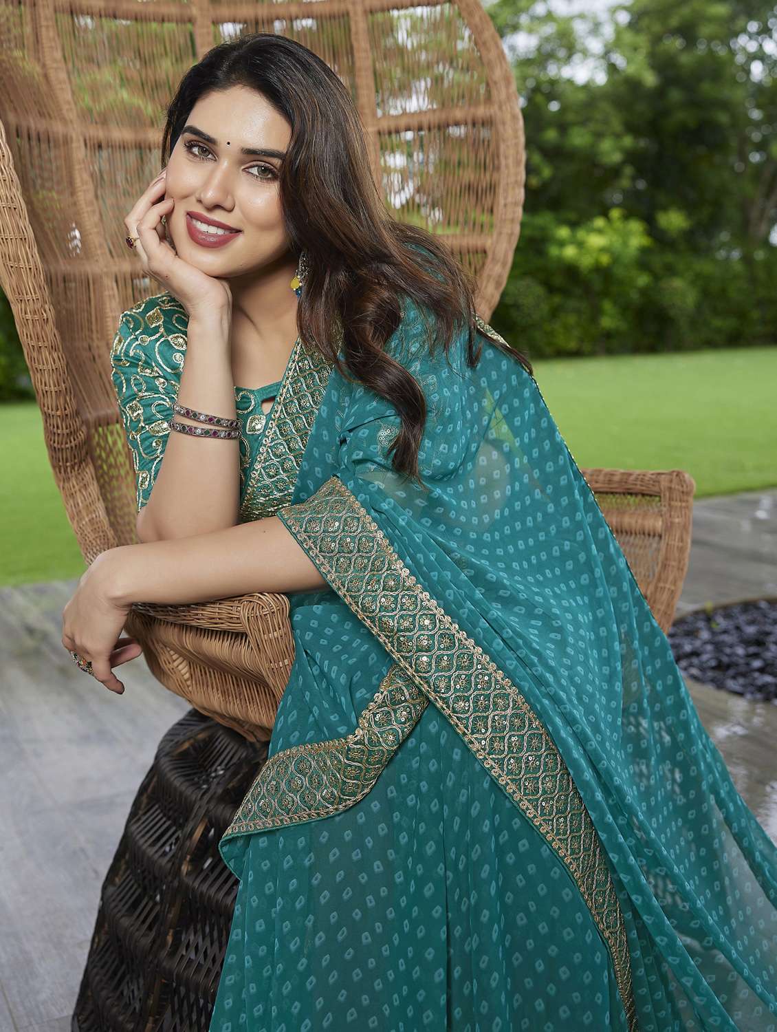 women bandhani printed bordered saree with blouse - 22066106 - Standard Image - 4