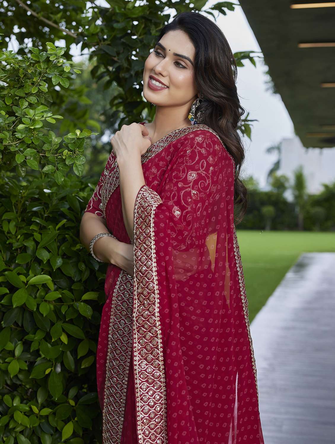 women bandhani printed bordered saree with blouse - 22066111 - Standard Image - 4