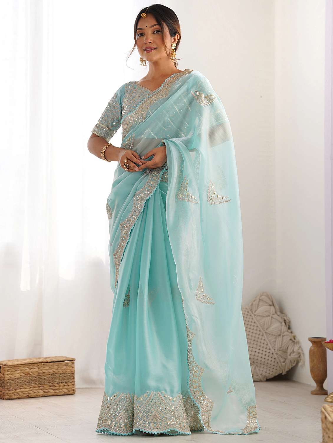 women solid with work embroidered saree with blouse - 22066127 - Standard Image - 1