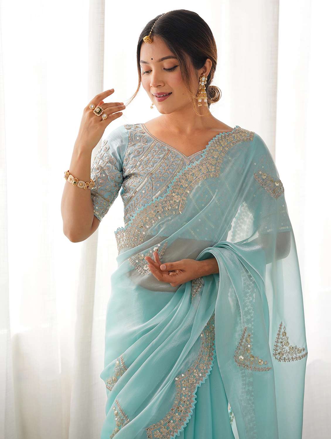 women solid with work embroidered saree with blouse - 22066127 - Standard Image - 4