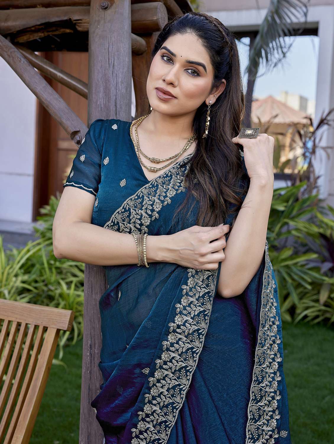 women solid with work embroidered saree with blouse - 22066130 - Standard Image - 4
