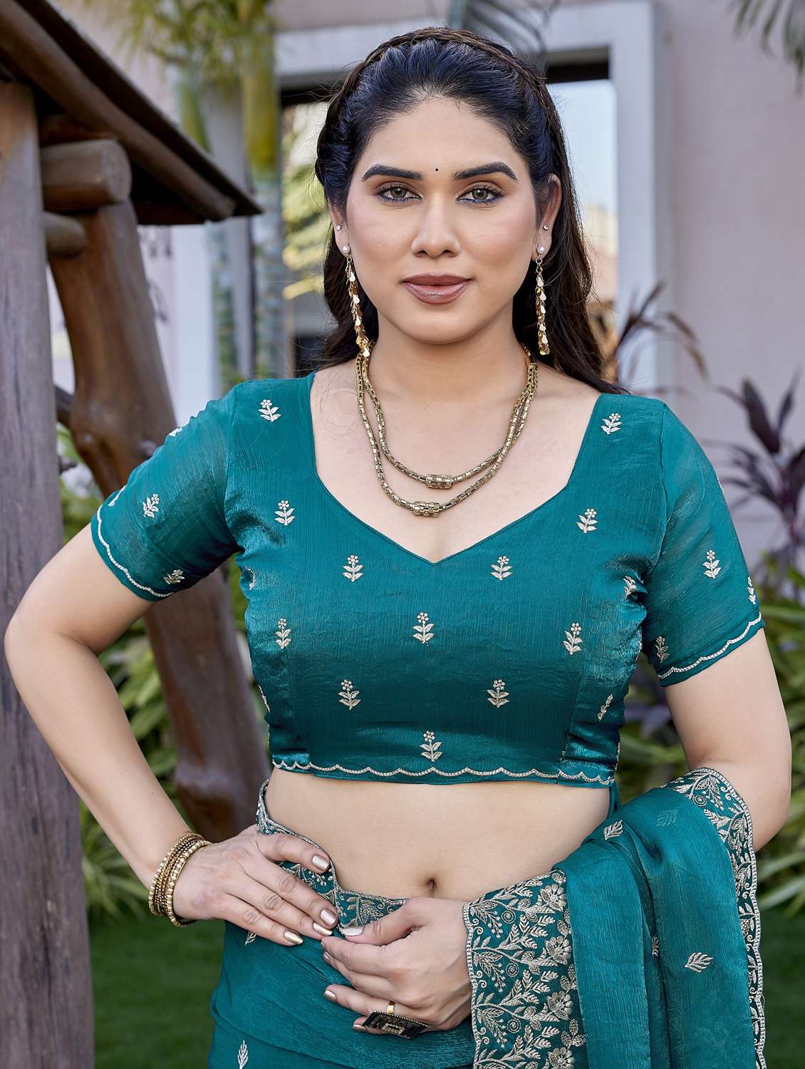 women solid with work embroidered saree with blouse - 22066132 - Standard Image - 4