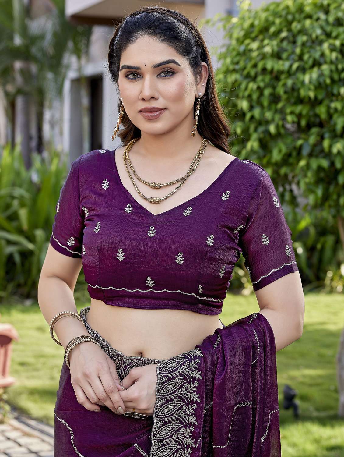 women solid with work embroidered saree with blouse - 22066136 - Standard Image - 4