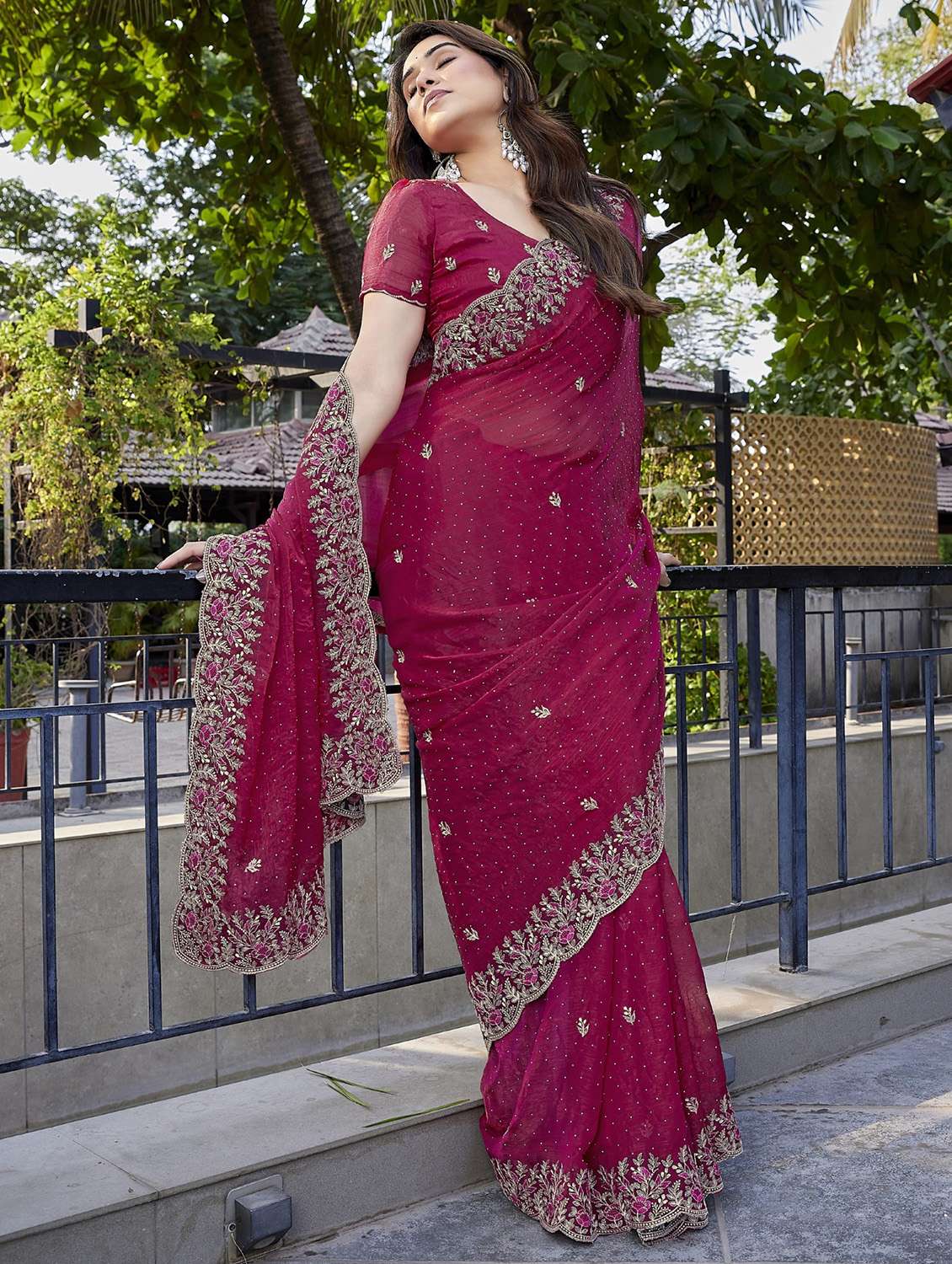 women solid with work embroidered saree with blouse - 22066140 - Standard Image - 4