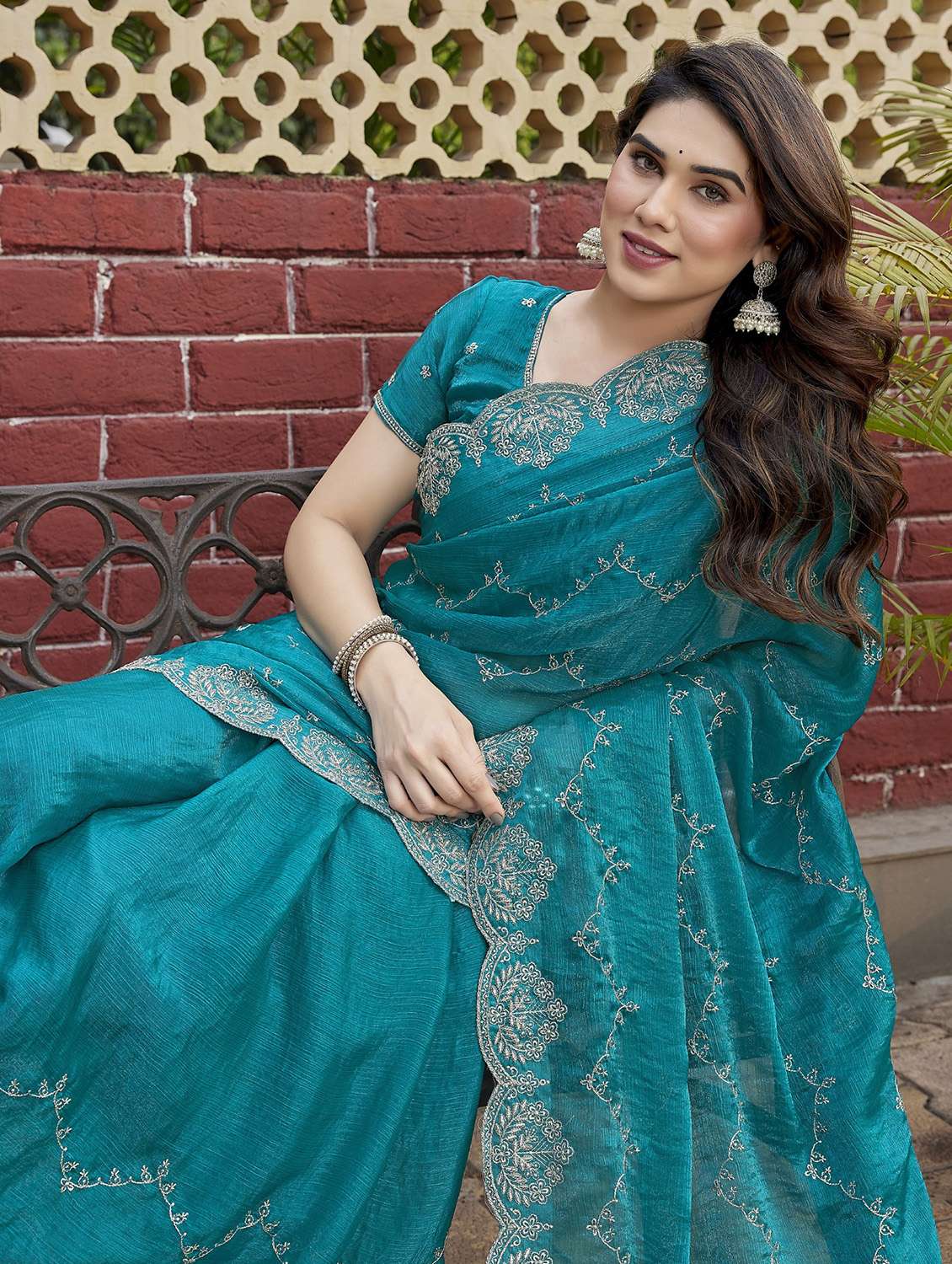 women solid with work embroidered saree with blouse - 22066144 - Standard Image - 4