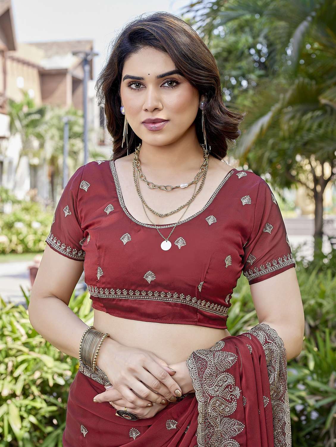 women solid with work embroidered saree with blouse - 22066148 - Standard Image - 4
