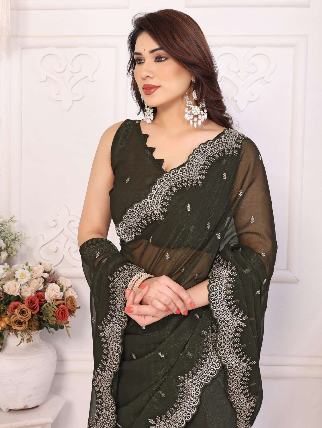women solid with work embroidered saree with blouse - 22066152 - Standard Image - 4