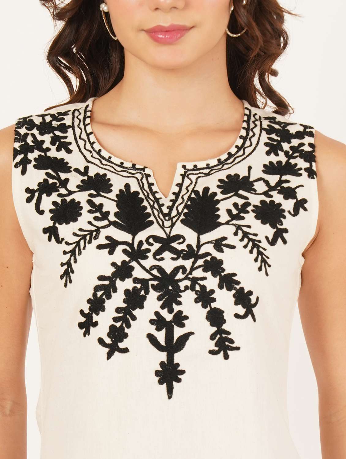 women solid wiith work sleeveless straight kurti - 22066257 - Standard Image - 4