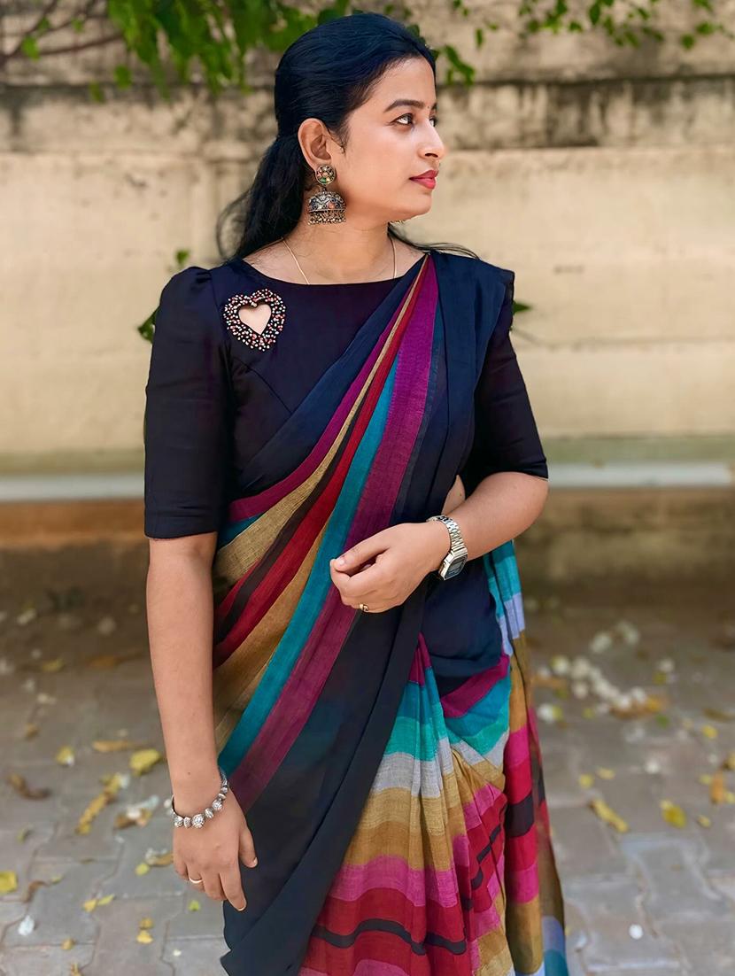 women striped printed saree with blouse - 22066300 - Standard Image - 4