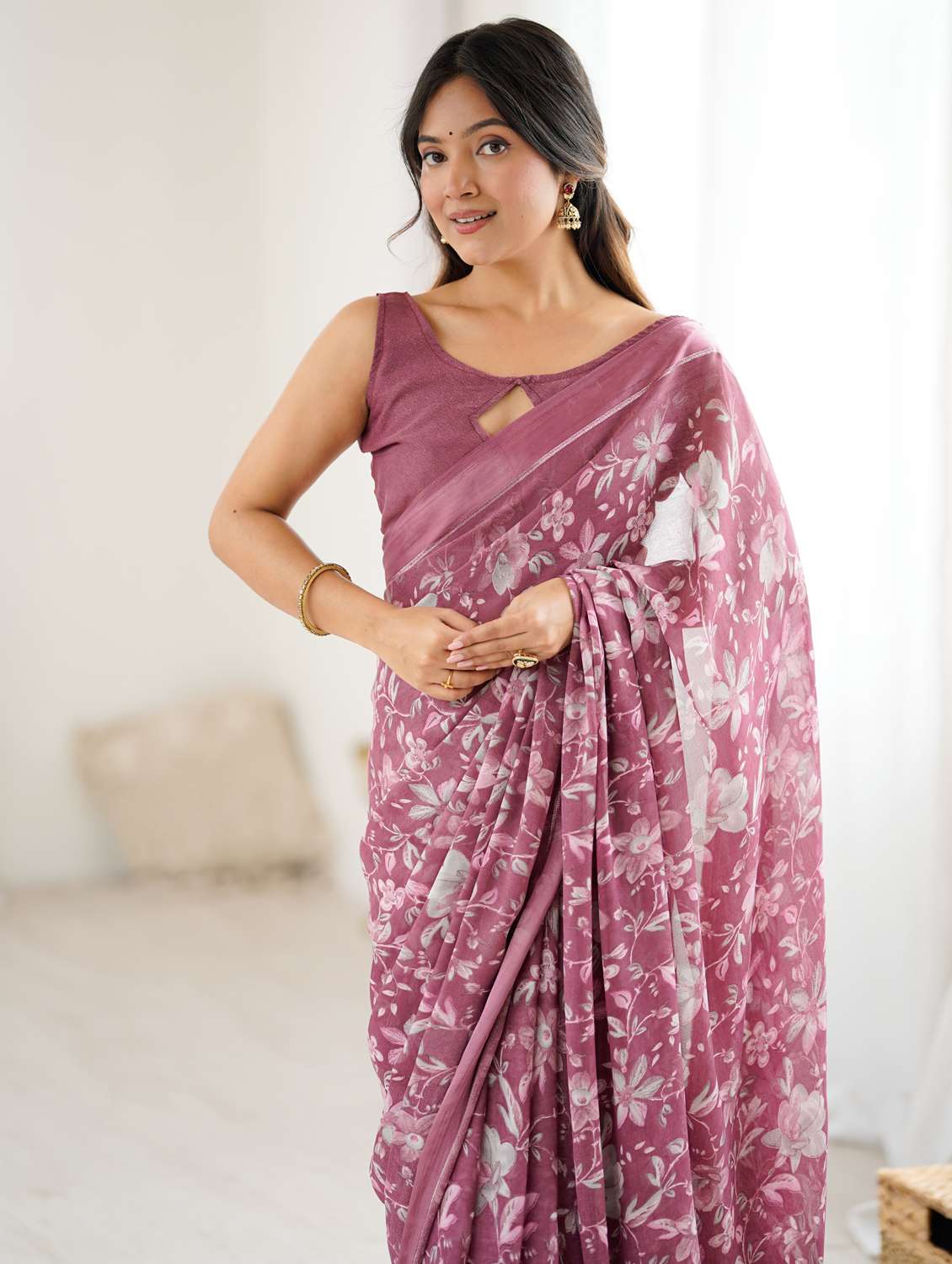 women floral printed saree with blouse - 22066331 - Standard Image - 4