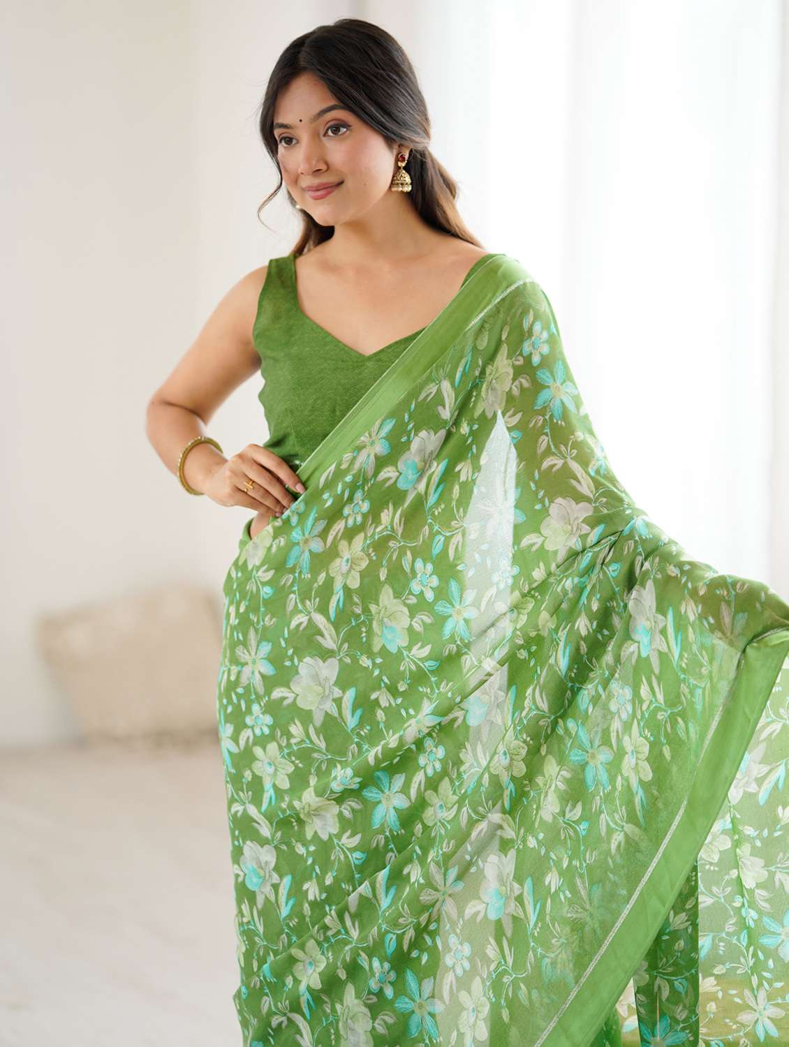 women floral printed saree with blouse - 22066332 - Standard Image - 4