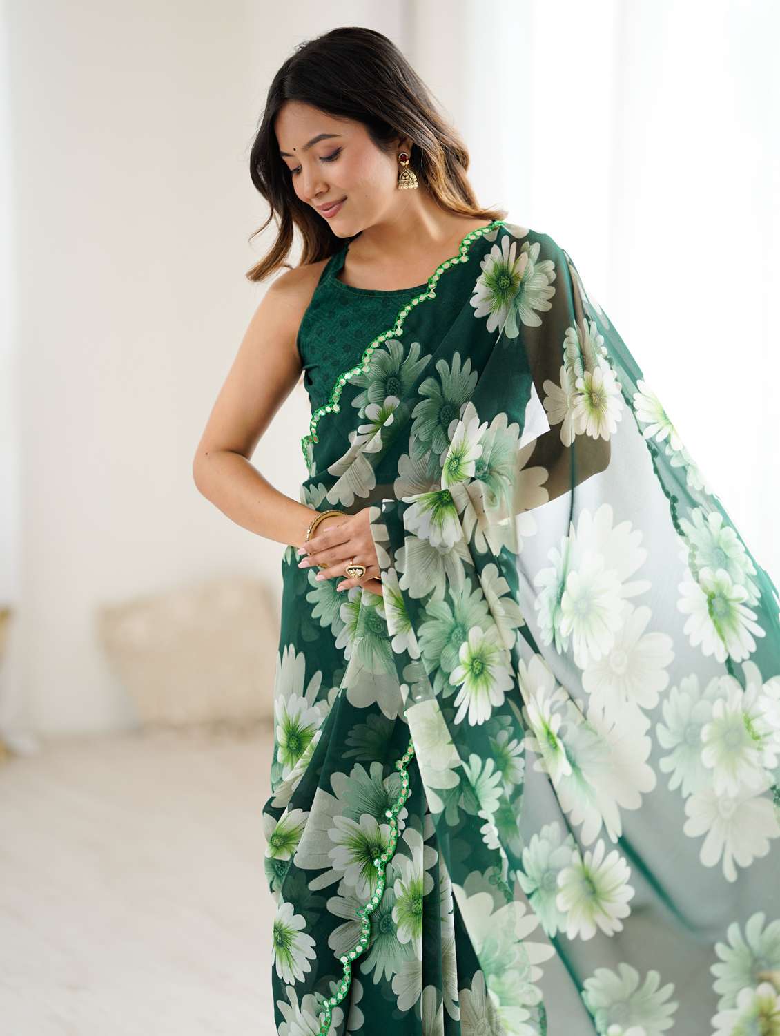 women floral printed saree with blouse - 22066337 - Standard Image - 4