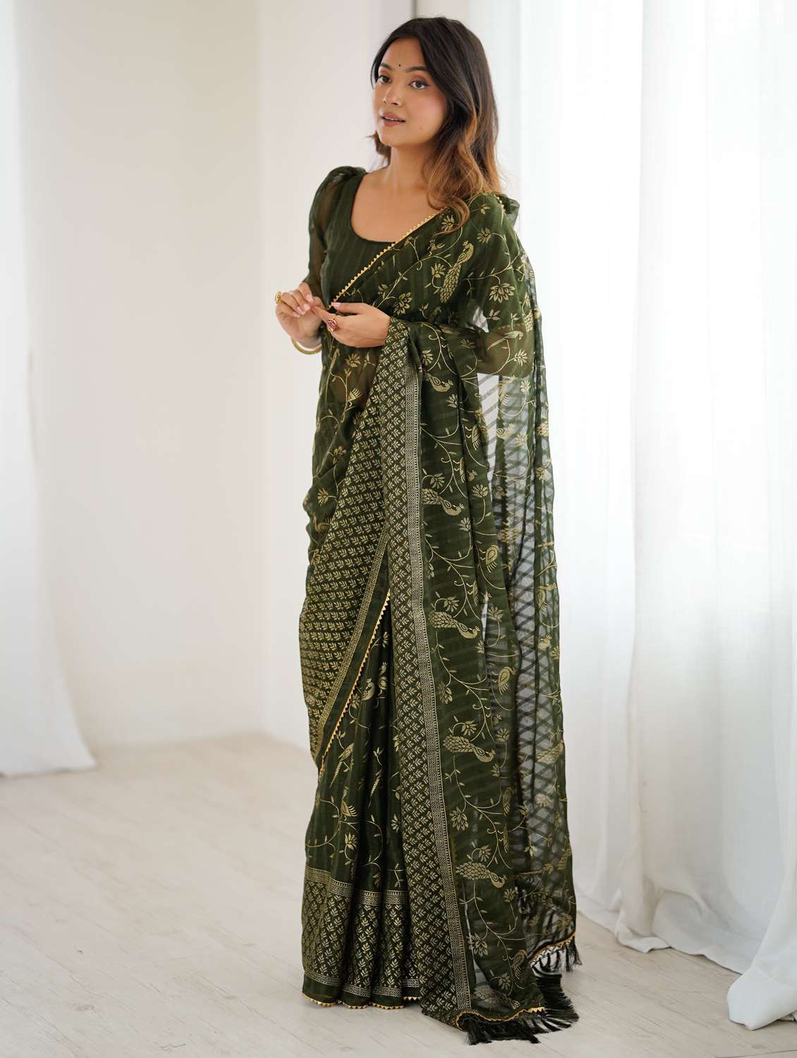 women printed casual wear saree with blouse - 22066339 - Standard Image - 1