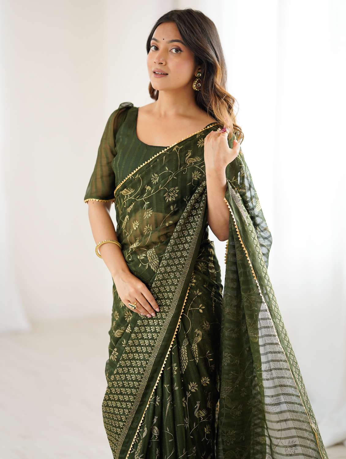 women printed casual wear saree with blouse - 22066339 - Standard Image - 4
